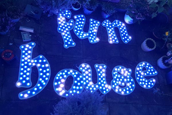 必赢亚洲照明的娱光灯用在英国游乐装备展示